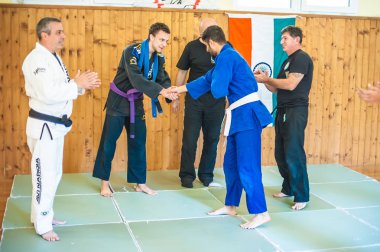 Belgrade, Sırbistan - 12. Ekim 2018. Öğrenci terfi ve Bjj Brezilya Jiu-Jitsu mor kemer avı Nardia Kapap öz savunma seminer üzerinde alır