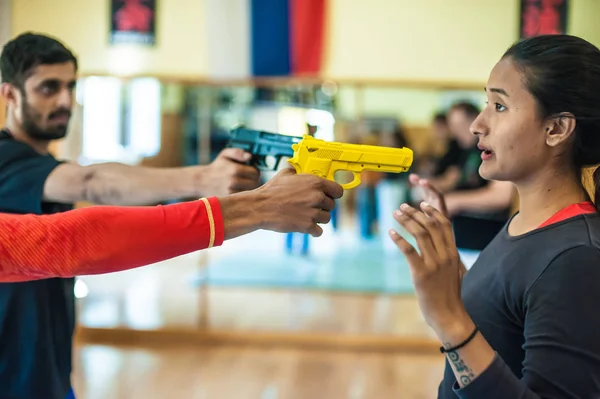 ベオグラード セルビア 2018 女子学生の Avi ファイルの Nardia Kapap 自己防衛セミナー銃ポイント攻撃に対する自己防衛の技術を練習します — ストック写真