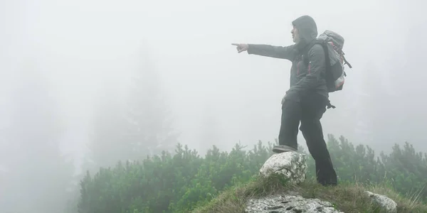 Túrázás Hátizsák Ember Ködös Hegycsúcs Durmitor Montenegro — Stock Fotó