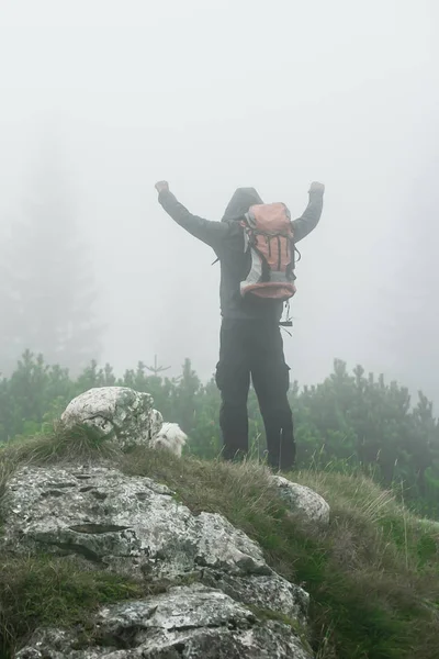 Túrázás Hátizsák Férfi Tárt Karokkal Ködös Hegycsúcs Durmitor Montenegro — Stock Fotó