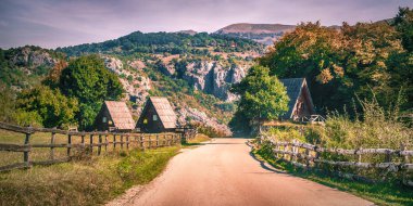 Dar geçişi yol rüzgarlar aracılığıyla güzel dağ köyü