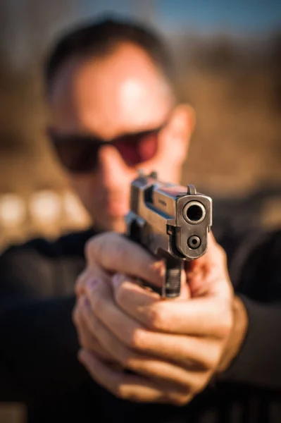 Agente Polizia Guardia Del Corpo Puntano Pistola Proteggersi Dall Aggressore — Foto Stock