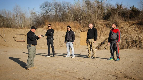 Istruttore Poligono Tiro Dimostrare Tecniche Tiro Pistola Gruppo Dei Suoi — Foto Stock