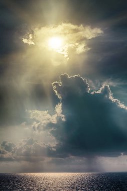 Plaj ve tropikal deniz arka plan üzerinde dramatik günbatımı gökyüzü. Tayland egzotik tatil