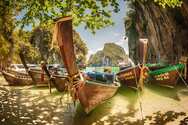 Tatil tropikal tatil turizm beach kavramı. Egzotik sahilde Long tail tekne. Krabi, Tayland