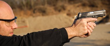 Hedef silah ve tabanca uygulama ve polis ve bodyguard silah eğitimi vur. Açık çekim aralığı