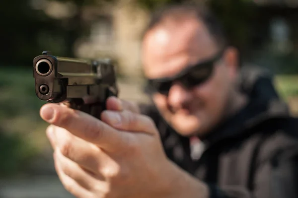 Agente Policía Guardaespaldas Apuntando Pistola Para Protegerse Del Atacante Punto — Foto de Stock