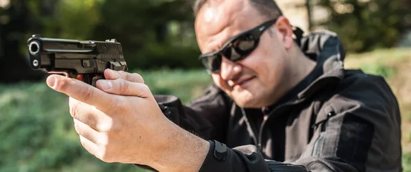 Поліцейський Агент Охоронець Вказують Пістолет Захисту Від Нападника Точка Гармати — стокове фото