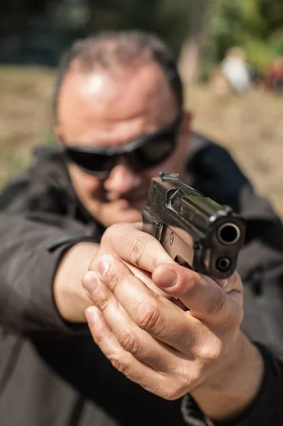 Policejní Agent Bodyguarda Ukazující Pistole Ochranu Před Zlými Úmysly Bod — Stock fotografie
