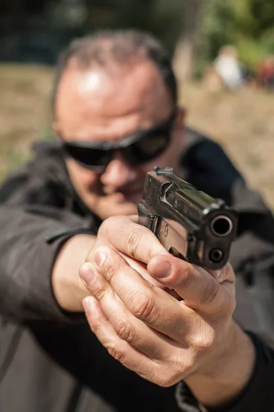 Agente Polícia Guarda Costas Apontando Pistola Para Proteger Atacante Ponto — Fotografia de Stock