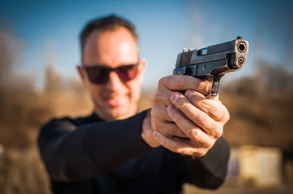 Rendőrségi Ügynök Testőre Mutatva Pisztoly Hogy Megvédjék Támadó Gun Célzás — Stock Fotó