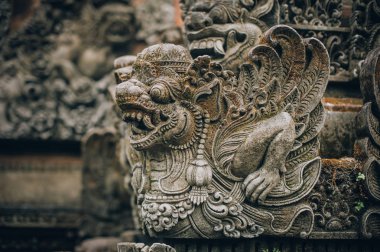 Portre portre geleneksel taş heykel sanat formu Hindu Budist kültür etkileri göstermek tapınaklar dahil. Bali, Endonezya