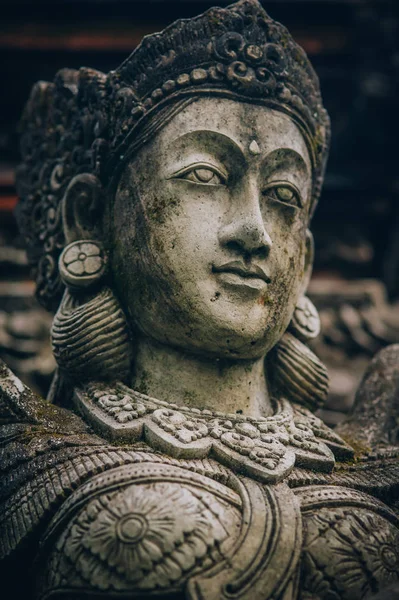 伝統的な石のクローズ アップの肖像画の彫刻芸術の寺院は ヒンドゥー教仏教文化の影響を示すに組み込まれています インドネシア バリ島 — ストック写真