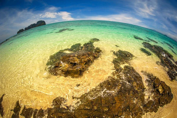 Seascape Rybie Oko Widokiem Tropikalne Morze Ogromnych Kamieni Koncepcję Wakacji — Zdjęcie stockowe