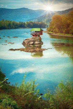 Bajna Basta, Sırbistan - 20. Ekim 2018. Güzel yalnız ev Drina nehrinde. Gün Editör atış
