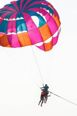 Phuket, Tayland - 13. Mart 2018. Paraşüt içinde üzerinde açık gökyüzü uçan eğitmen ile bir kaç. Gün Editör atış