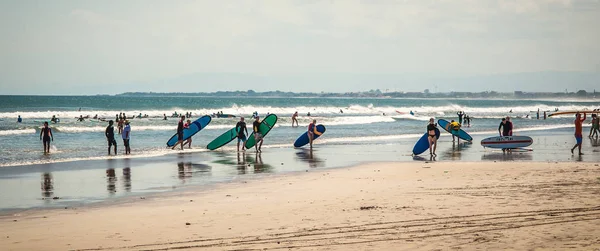 Bali Indonesië April 2018 Strand Vol Met Surfers Voorbereiden Vangen — Stockfoto