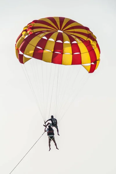 普吉岛 2018年3月 游客带着教官在晴朗的天空中跳伞 每日社论 — 图库照片