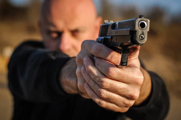 Agente Polícia Guarda Costas Apontando Pistola Para Proteger Atacante Ponto — Fotografia de Stock