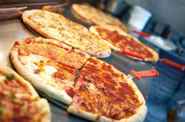 Dilim pizza quattro stagioni kürek kemiği üzerinde. Lezzetli lokanta İtalyanca geleneksel