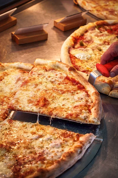 Kawałek Pizzy Margarita Łopatki Smaczne Jedzenie Szybki Tradycyjnych Włoski — Zdjęcie stockowe