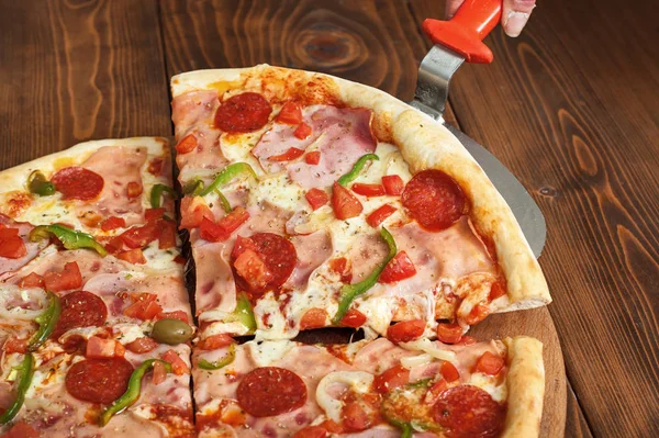 Pizza Peperoni Scheibe Auf Schulterblatt Auf Holztisch Leckeres Fast Food — Stockfoto