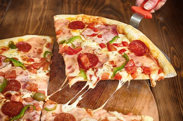 Pizza Peperoni Scheibe Auf Schulterblatt Auf Holztisch Leckeres Fast Food — Stockfoto