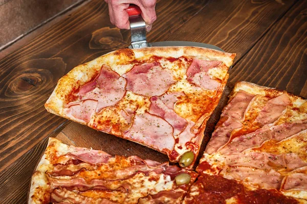 Шматок Піци Quattro Stagioni Лопатки Дерев Яні Таблиці Смачна Їжа — стокове фото