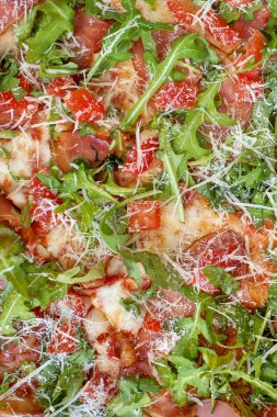 Yakın çekim tam kare çekim lezzetli rucola pizza. Lezzetli İtalyan Lokanta. Üstten görünüm