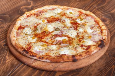 Pizza margherita ahşap arka plan, yan görünüm.