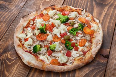 Pizza vegetariana ahşap arka plan, yan görünüm.