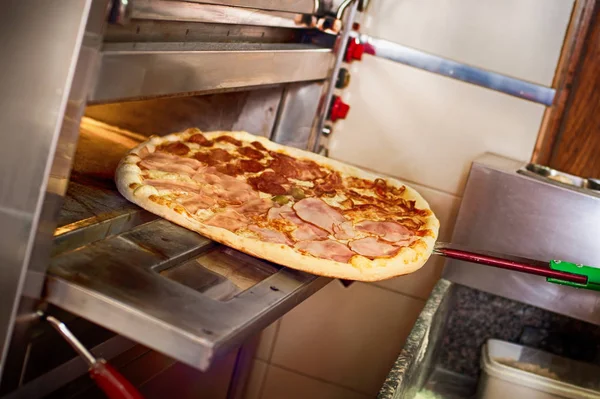 Aşçı Soba Pişmiş Pizza Güzel Ham Pizza Koymak Lezzetli Talyan — Stok fotoğraf