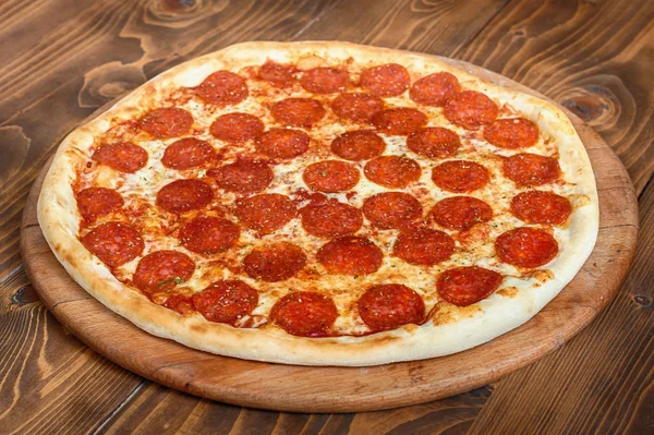 Pizza Pepperoni Met Bacon Tomaten Olijven Zijaanzicht Heerlijke Italiaanse Fastfood — Stockfoto