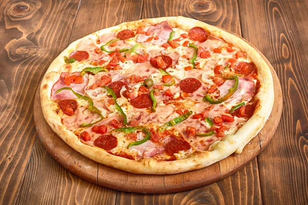 Pizza Peperoni Mit Tomaten Speck Und Oliven Seitenansicht Leckeres Italienisches — Stockfoto