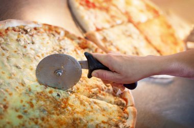 Kesme margarita pizza dilimleri ile özel bıçak üzerinde. Lezzetli lokanta İtalyanca geleneksel