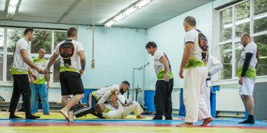 Plovdiv, Bulgaristan - 15. Aralık 2018. Kapap eğitmen Mitko Galabov yaptığı öğrencilerin uygulama avı Nardia Kapap öz savunma seminer Bjj Brezilya jiu-jitsu tekniği ile