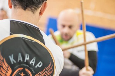 Plovdiv, Bulgaristan - 15. Aralık 2018. Sopa ve bıçak mücadele eğitim teknikleri birlikte. Kapap eğitmen Igor Sucevic öğrencilerinin avı Nardia Kapap öz savunma seminer üzerinde öğretir