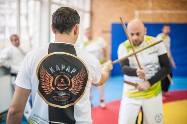 Plovdiv, Bulgaristan - 15. Aralık 2018. Sopa ve bıçak mücadele eğitim teknikleri birlikte. Kapap eğitmen Igor Sucevic öğrencilerinin avı Nardia Kapap öz savunma seminer üzerinde öğretir