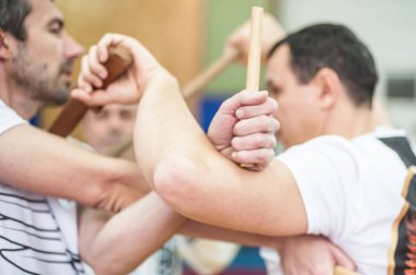 Plovdiv, Bulgaristan - 15. Aralık 2018. Sopa ve bıçak mücadele eğitim teknikleri birlikte. Kapap eğitmen avı Nardia Kapap öz savunma seminer onun öğrenciler öğretir