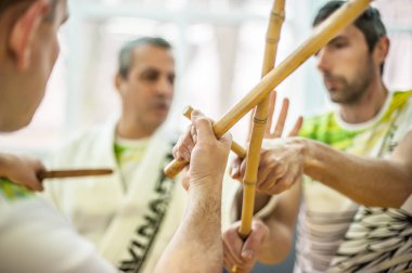 Plovdiv, Bulgaristan - 15. Aralık 2018. Sopa ve bıçak mücadele eğitim teknikleri birlikte. Kapap eğitmen avı Nardia Kapap öz savunma seminer onun öğrenciler öğretir