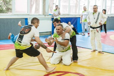 Plovdiv, Bulgaristan - 15. Aralık 2018. Kapap eğitmenler avı Nardia ve Mitko Galabov Kapap öz savunma seminer öğrenciler onun grup öğretir