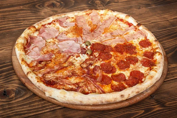 Frische Italienische Pizza Der Vier Jahreszeiten Auf Hölzernem Hintergrund Seitenansicht — Stockfoto