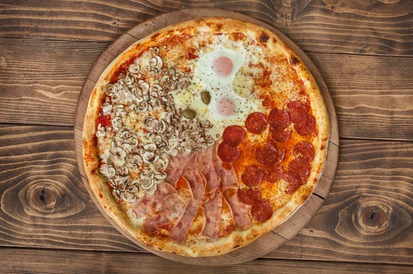 Frische Italienische Vier Jahreszeiten Pizza Auf Hölzernem Hintergrund Draufsicht Leckeres — Stockfoto