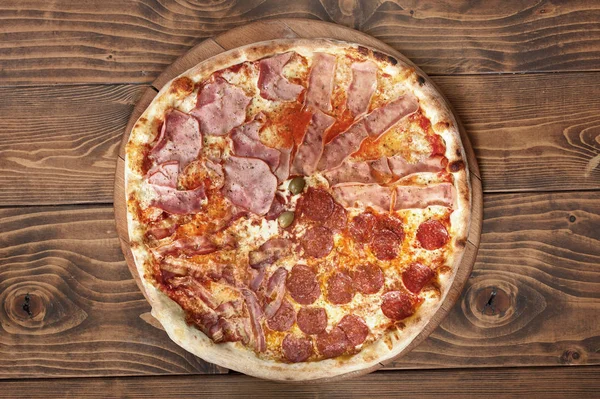 Frische Italienische Vier Jahreszeiten Pizza Auf Hölzernem Hintergrund Draufsicht Leckeres — Stockfoto