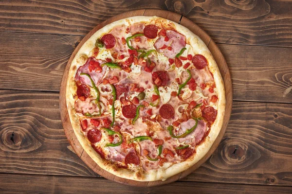Pizza Peperoni Mit Tomaten Speck Und Oliven Seitenansicht Leckeres Italienisches — Stockfoto