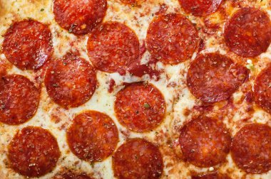Yakın çekim tam kare çekim lezzetli biberli pizza. Lezzetli İtalyan Lokanta. Üstten görünüm