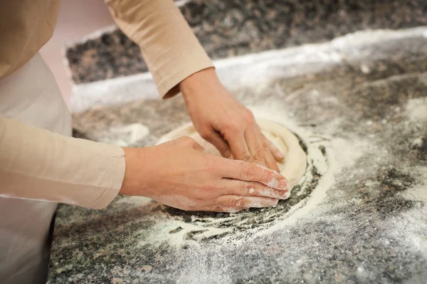 Los Chefs Profesionales Estiran Extienden Masa Para Pizza Mujer Amasando — Foto de Stock