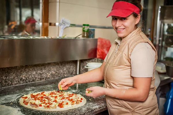 Peynir ve domuz pastırması pizza hamur üzerinde yemek. Lezzetli İtalyan yemekleri