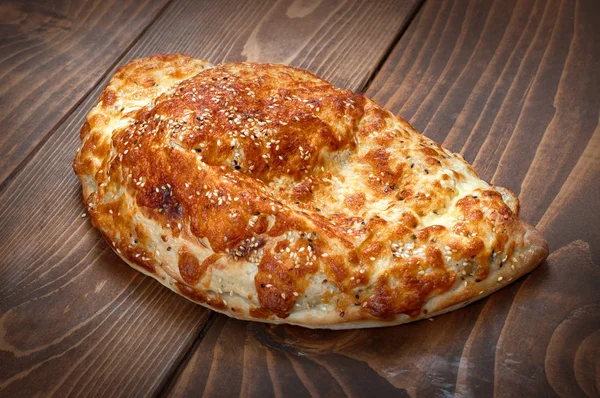 Italiaanse Prauw Pizza Houten Tafel Met Smelten Gebakken Kaas Heerlijke — Stockfoto