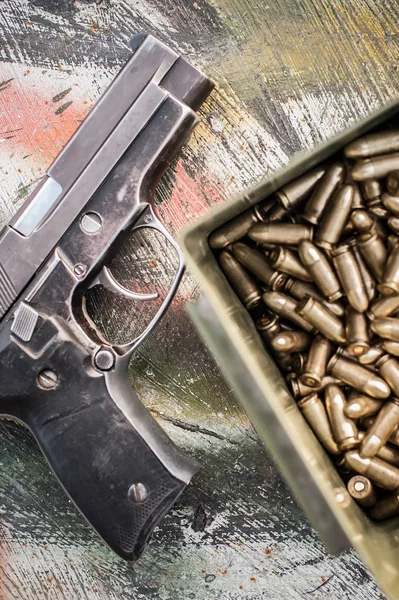 Szemközti Nézet Fegyvert Lőszert Asztalon Golyó Pisztoly Lőtér — Stock Fotó